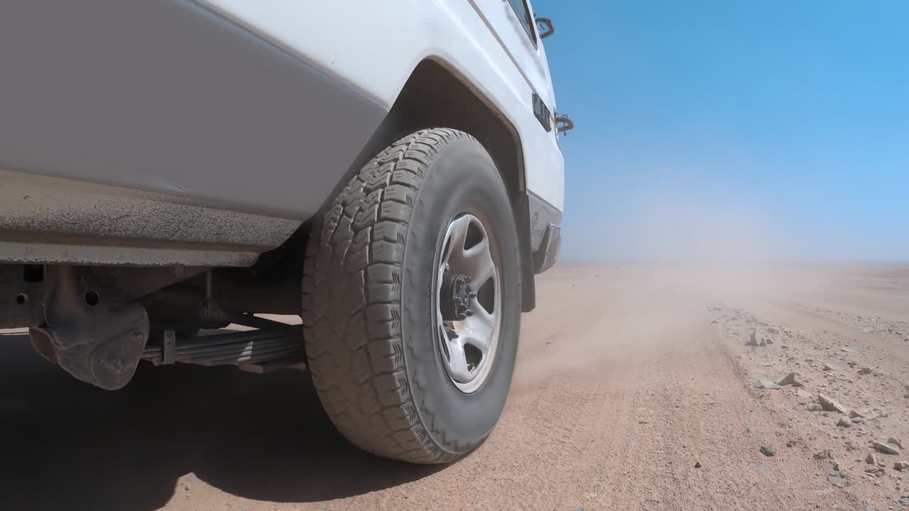 vista de ángulo bajo de conducir a través del desierto rocoso en egipto