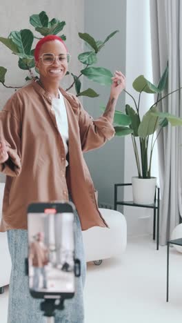 explorar la creatividad en un entorno urbano elegante con una presentación moderna