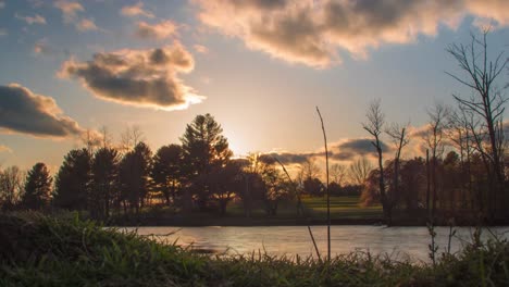 Timelapse-De-La-Puesta-De-Sol-De-Fuego-Dorado-En-Blacksburg-Virginia,-Con-Naranja-Y-Rojo-Cerca-Del-Estanque