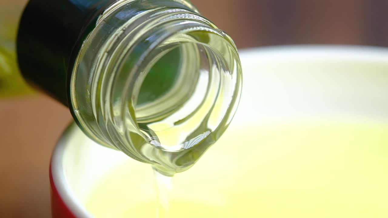 병 에서 그 에 기름 을 부는 것