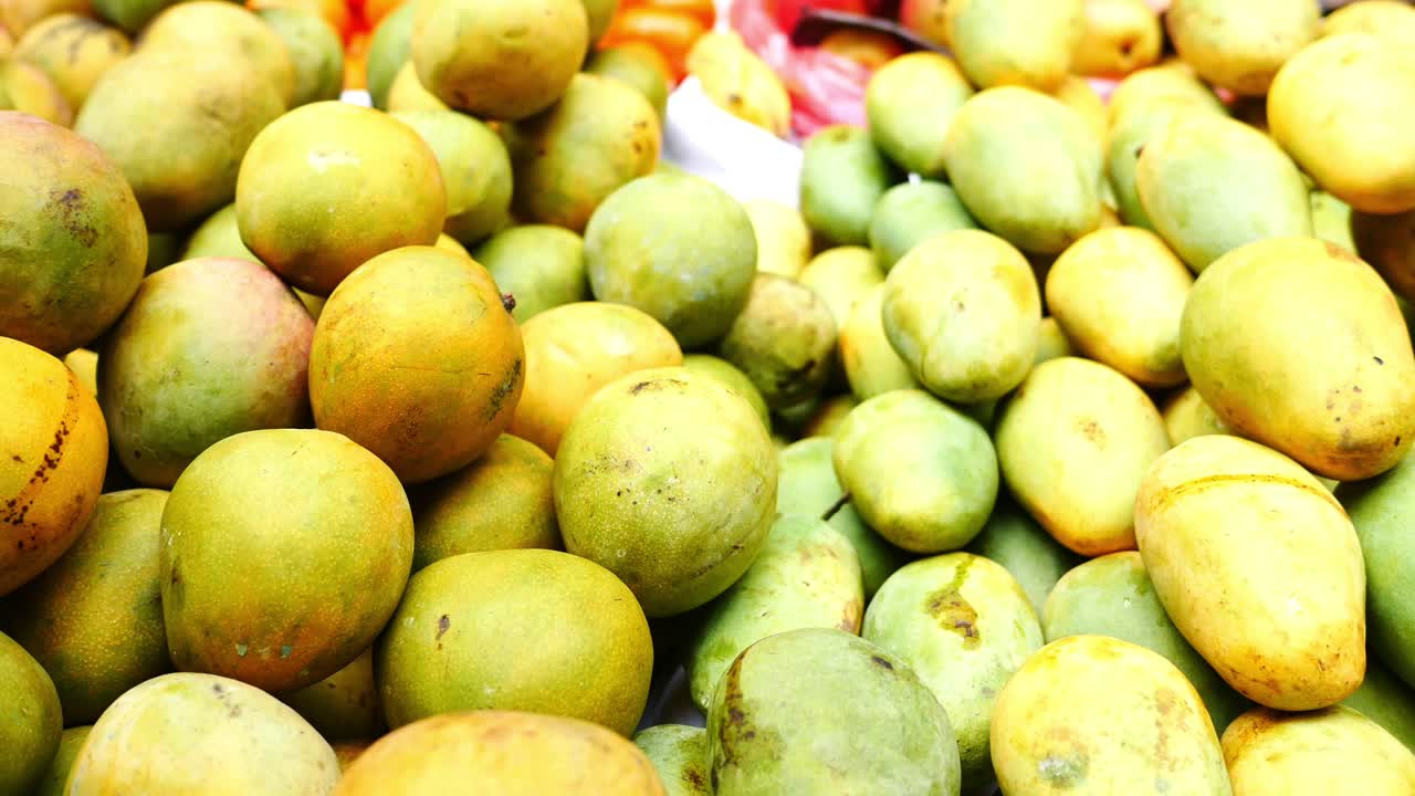 muchos mangos frescos que se muestran en la tienda local