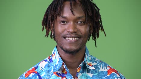 joven feliz hermoso turista africano hombre sonriente