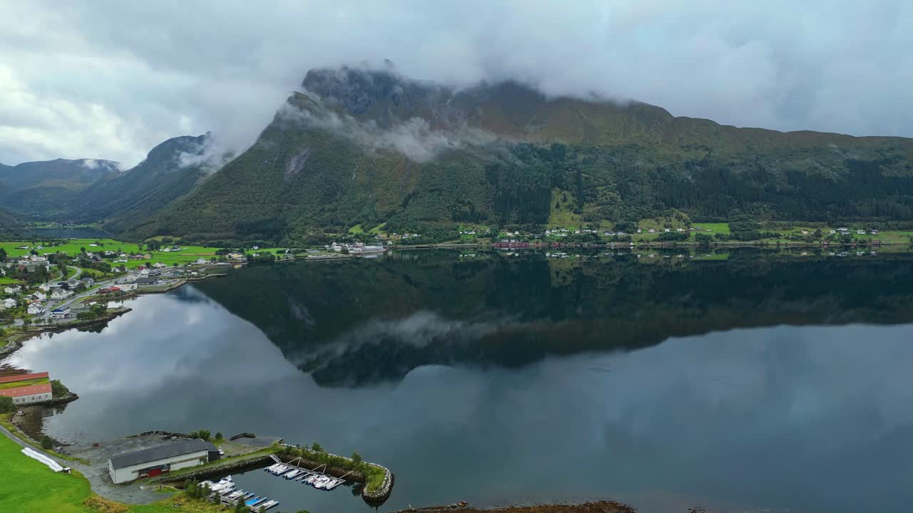 aerial sobre syvde en un día nublado, municipio de vanylven, noruega