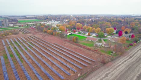 Vista-Aérea-En-El-Campo-De-Paneles-Solares,-Ubicación-En-El-Agua,-Minnesota