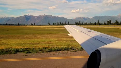 Un-Avión-Taxis-En-La-Pista-De-Un-Aeropuerto-De-Montaña-En-Los-Kootenays---Vista-Soleada-De-Verano-Desde-El-Interior-Del-Avión-Desde-Un-Asiento-Junto-A-La-Ventana