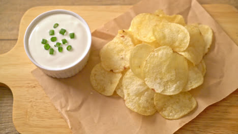 papas fritas con salsa de crema agria