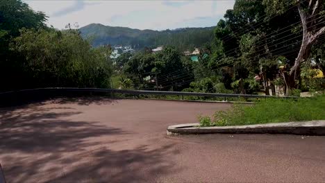 Vista-Desde-El-Autobús-Conduciendo-Por-Curvas-Sinuosas-En-La-Isla-De-Seychelles