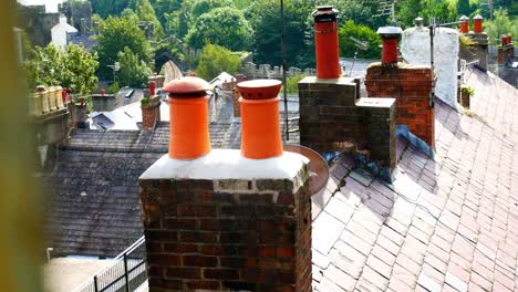 Propiedad-Victoriana-De-Azulejos-Chimenea-Chimeneas-En-La-Azotea-De-La-Ciudad-De-Conwy,-Noroeste-De-Gales