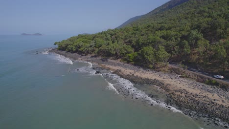 vehículos circulando por la carretera costera con un paisaje impresionante en la playa de ellis