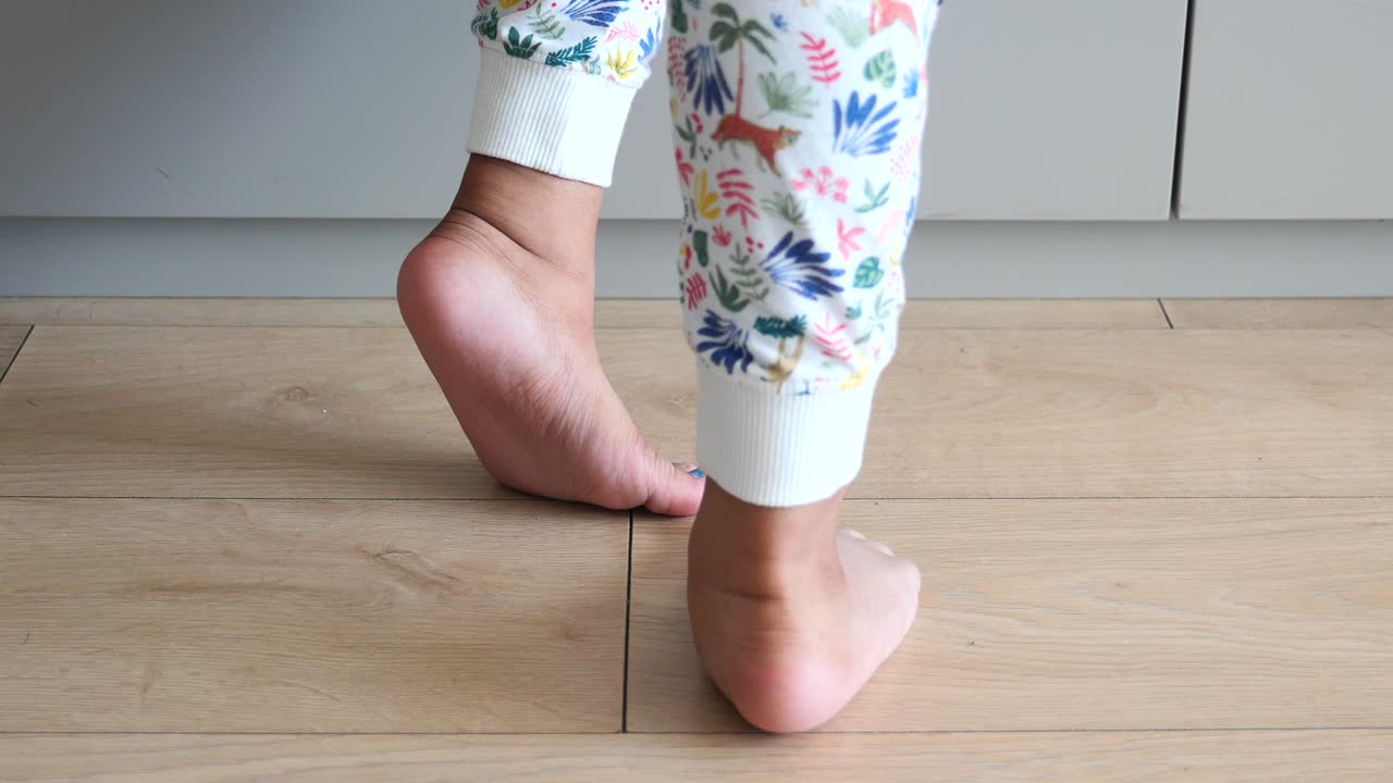 발 벗고 균형을 유지하는 아이