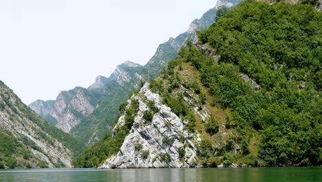 albania, lago koman, vista desde el ferry de la costa verde y los picos de las montañas