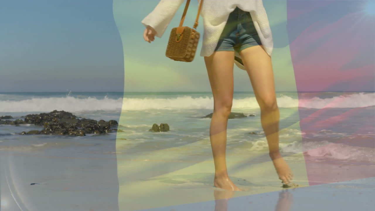 Persone che camminano a piedi nudi su una spiaggia sabbiosa, che si godono le onde dell'oceano e l'animazione.