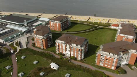 imágenes de aviones no tripulados de 4 acogedoras casas de vacaciones en la playa con vistas al mar del norte