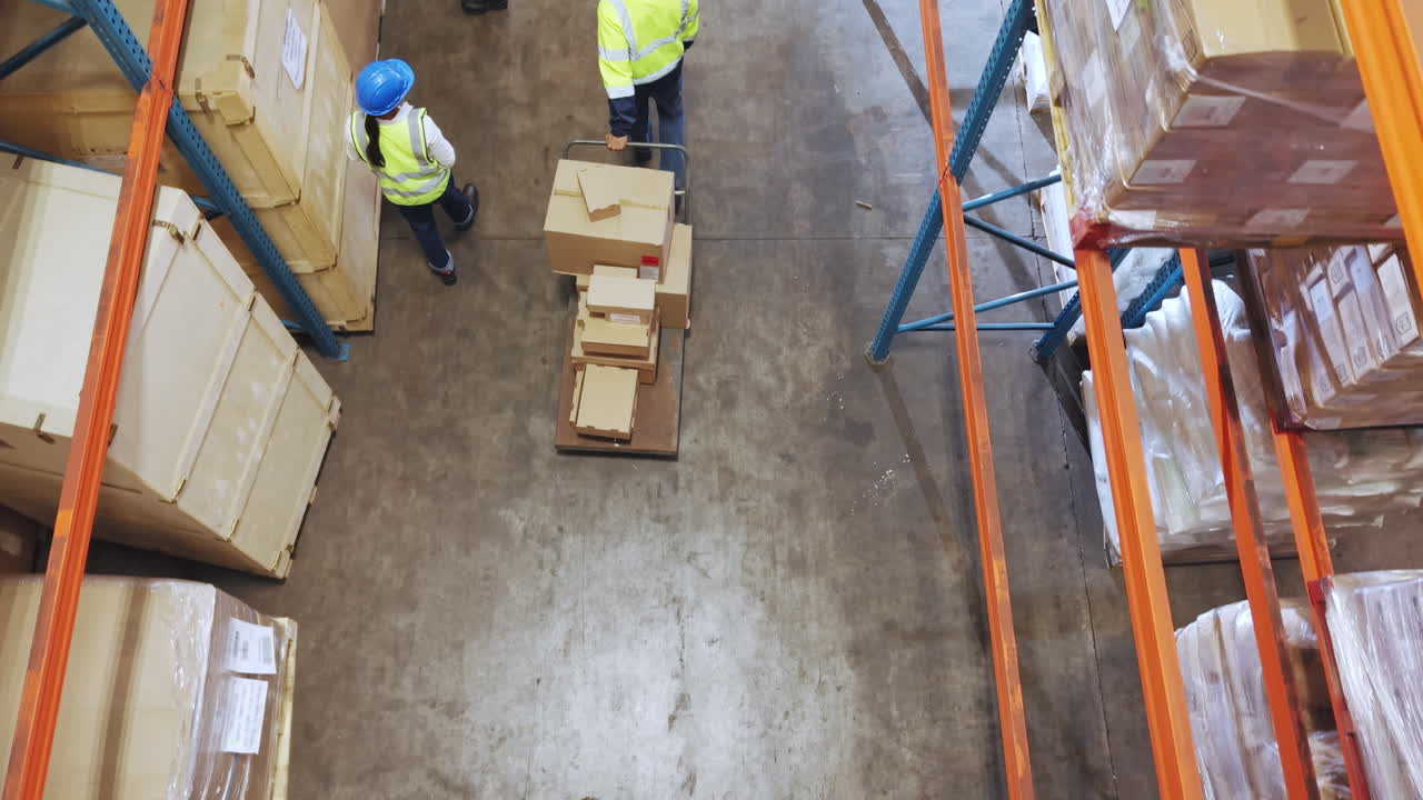 Trabajadores de almacén que mueven cajas