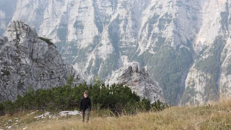 woman-hiking-in-mountains-during-weekend-Cheerful-girl