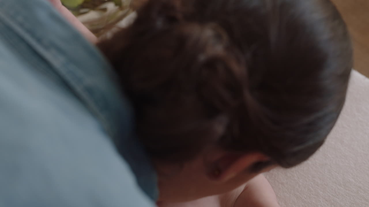 가까이서 엄마가 부드럽게 키스하는 아기 사랑하는 엄마를 즐기고 놀이로 집에서 유아를 돌보며 신생아와 연결을 공유하는 건강한 보육