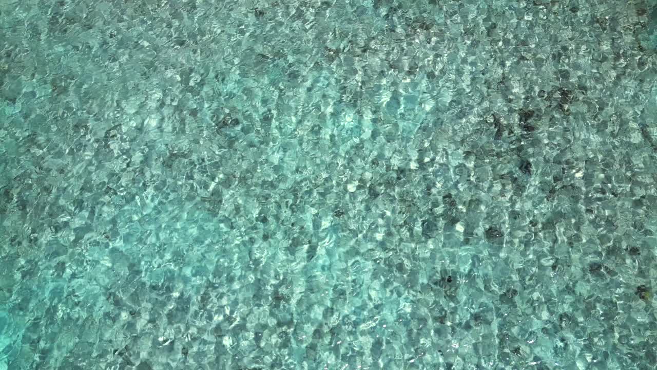 카리브해의 산호초 위에 있는 열대 파란 바다의 물결 표면 위를 떠다니는 드론 영상