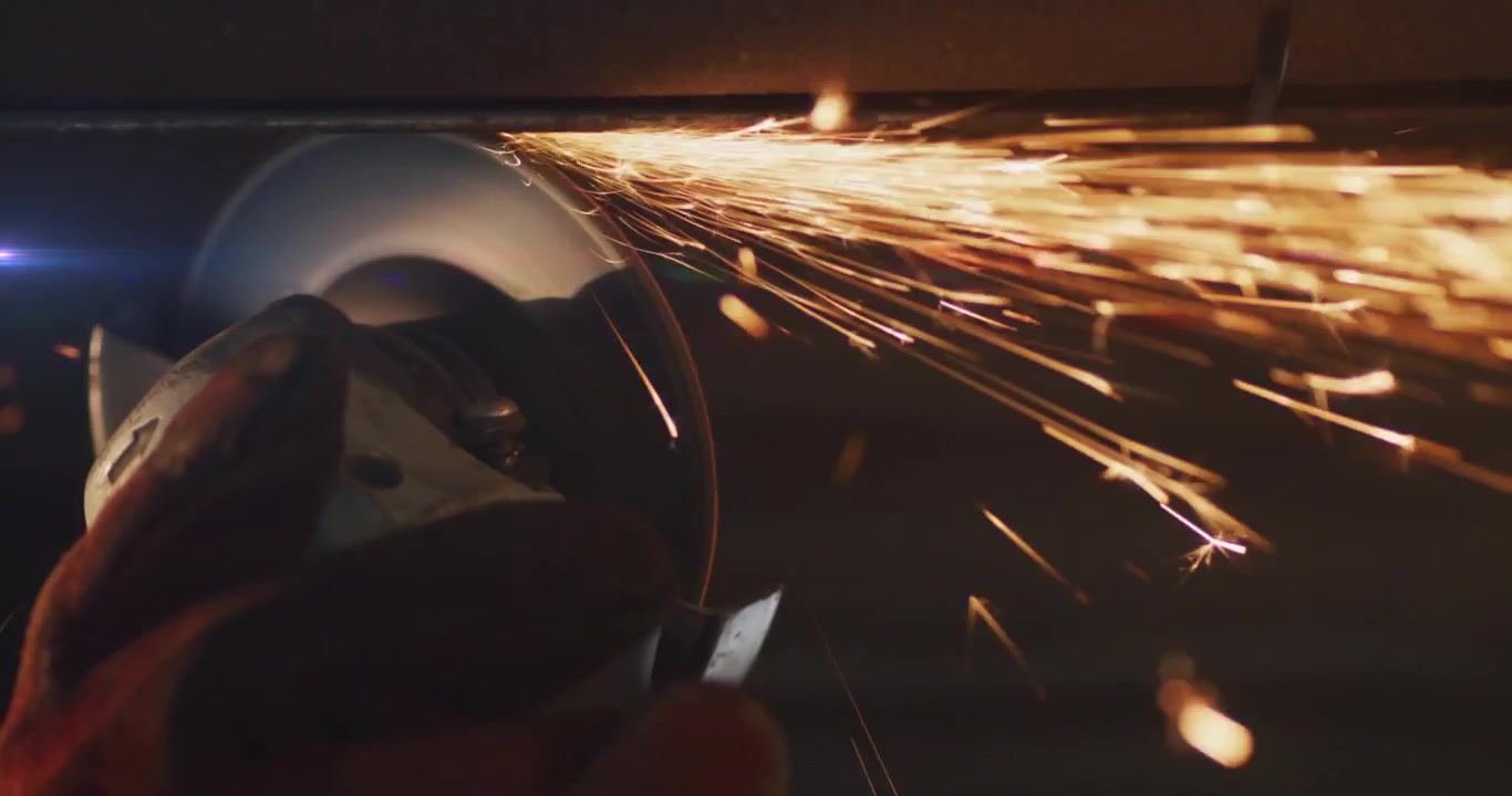 Animazione di luce brillante sopra una donna che lavora in un'officina meccanica.