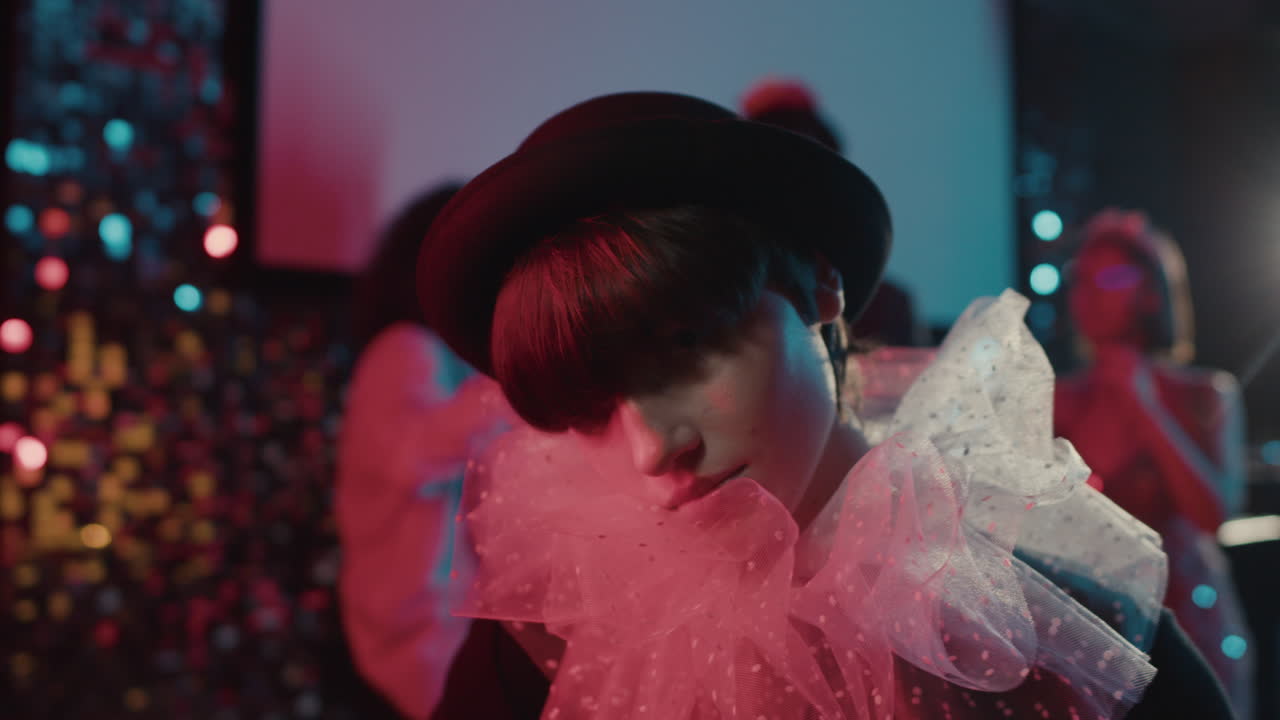 젊은 여성이 카메라를 쳐다보고 있습니다.