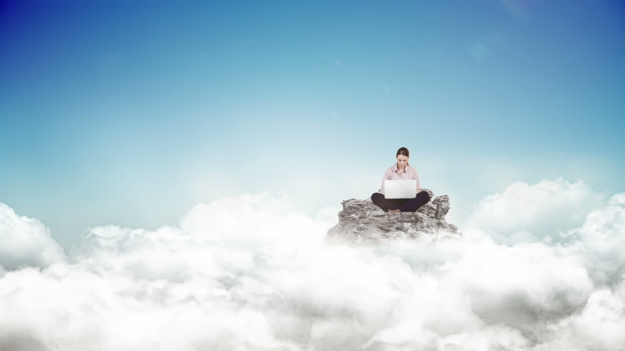 雲の中のラップトップを使用しているビジネスウーマン