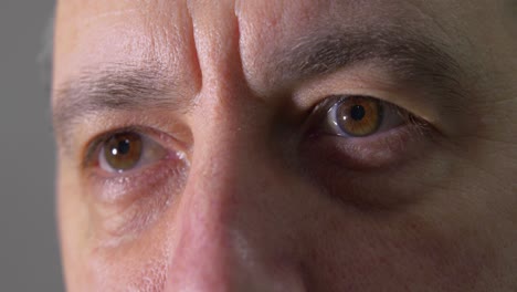 cerca de los ojos de un hombre con un ligero estrabismo de incertidumbre