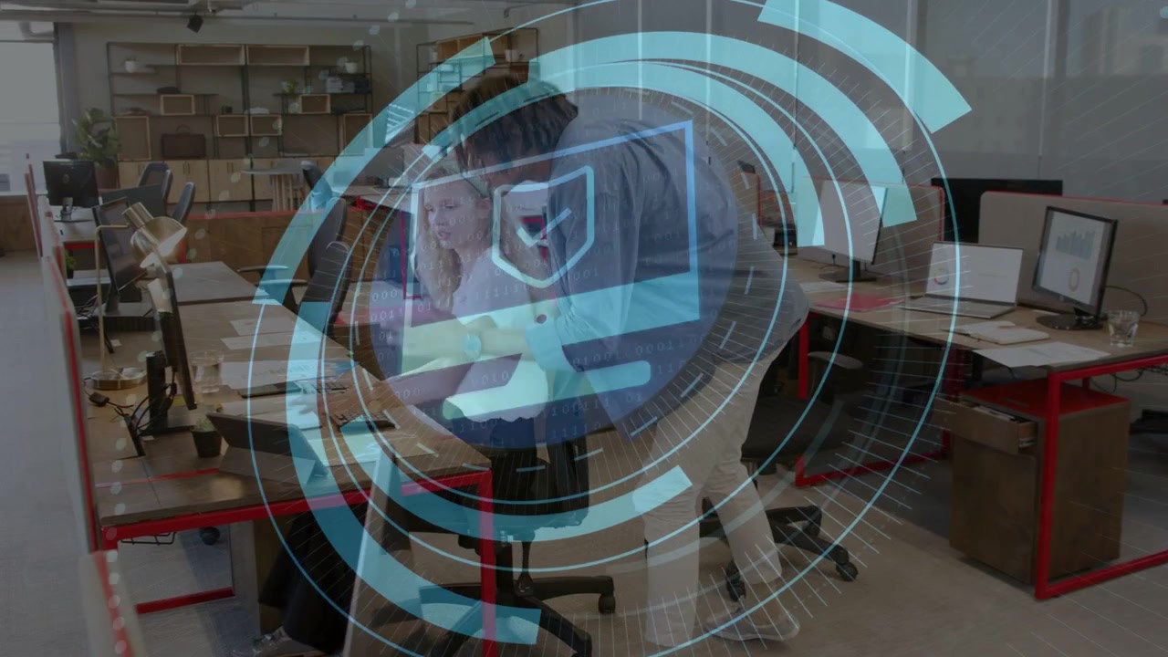 Uomo che ruota la sedia dopo una conversazione di lavoro, guidando una donna al laptop mentre un HUD blu si anima sopra la scrivania.