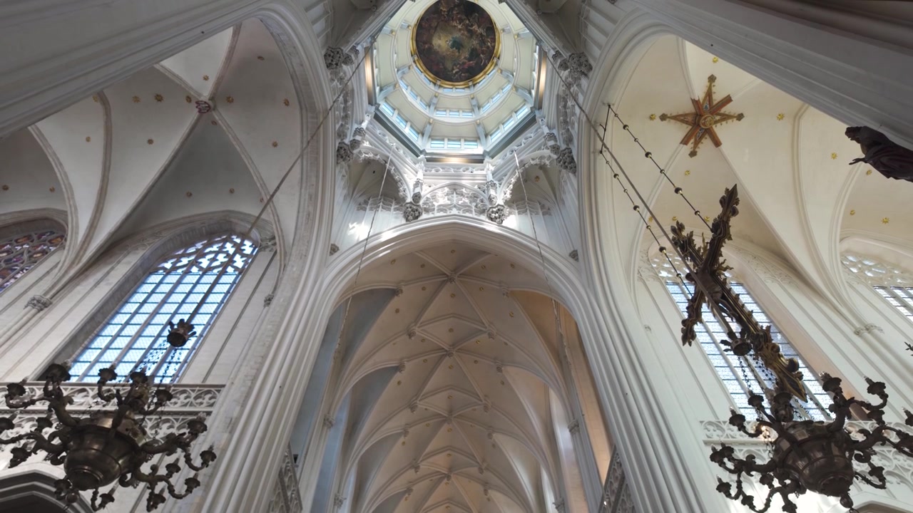Intricata prospettiva interna della Cattedrale di Nostra Signora ad Anversa, che evidenzia archi a volta e decorazioni