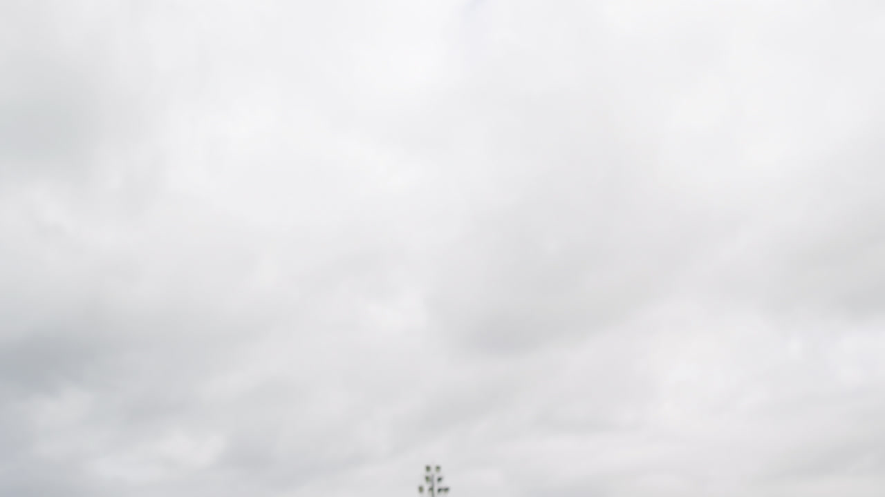 вратарь ловит футбольный мяч