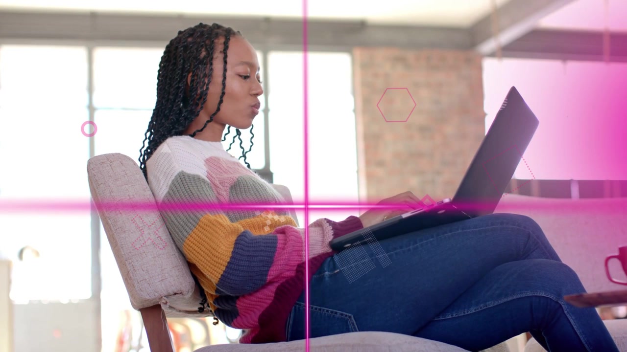 Donna che digita sul laptop per smart working, con le mani che attivano overlay magenta che scorrono sullo schermo
