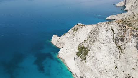 mar azul tranquilo y acantilados rocosos blancos de las islas jónicas en grecia