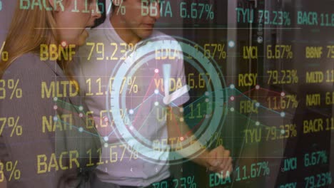 animación del procesamiento de datos financieros sobre los trabajadores de la sala de servidores caucásicos