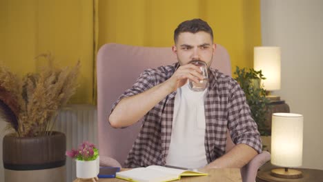 hombre bebiendo agua para una vida saludable.