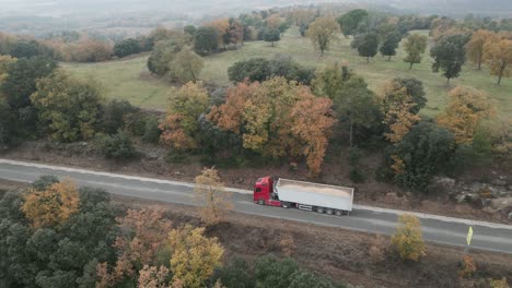 semi rimorchio trasporta materiale in una giornata nebbiosa sull'autostrada vicino a perafita