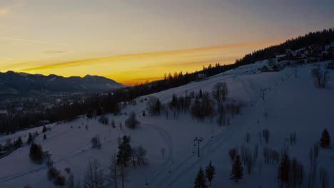 Deportes-Al-Atardecer-En-La-Montaña-De-Invierno-En-Butorowy-Wierch-Zakopane