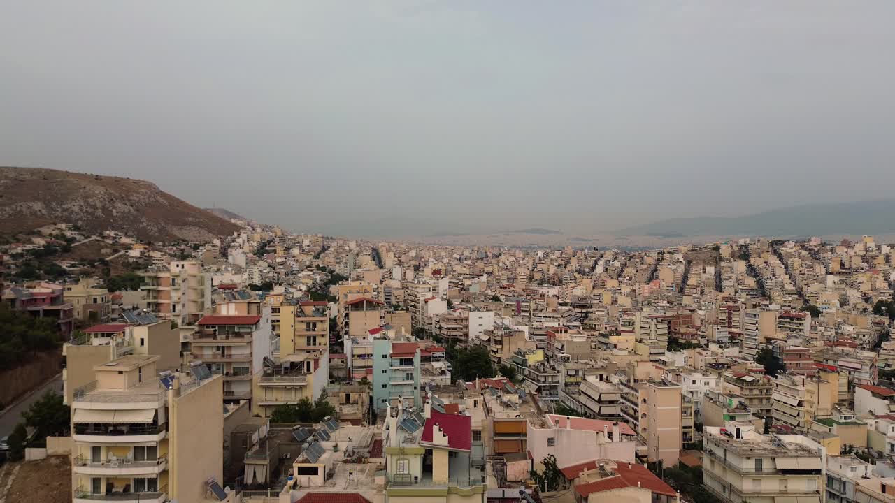atenas, capital de grecia, avión no tripulado, estableciendo una vista panorámica del paisaje urbano.