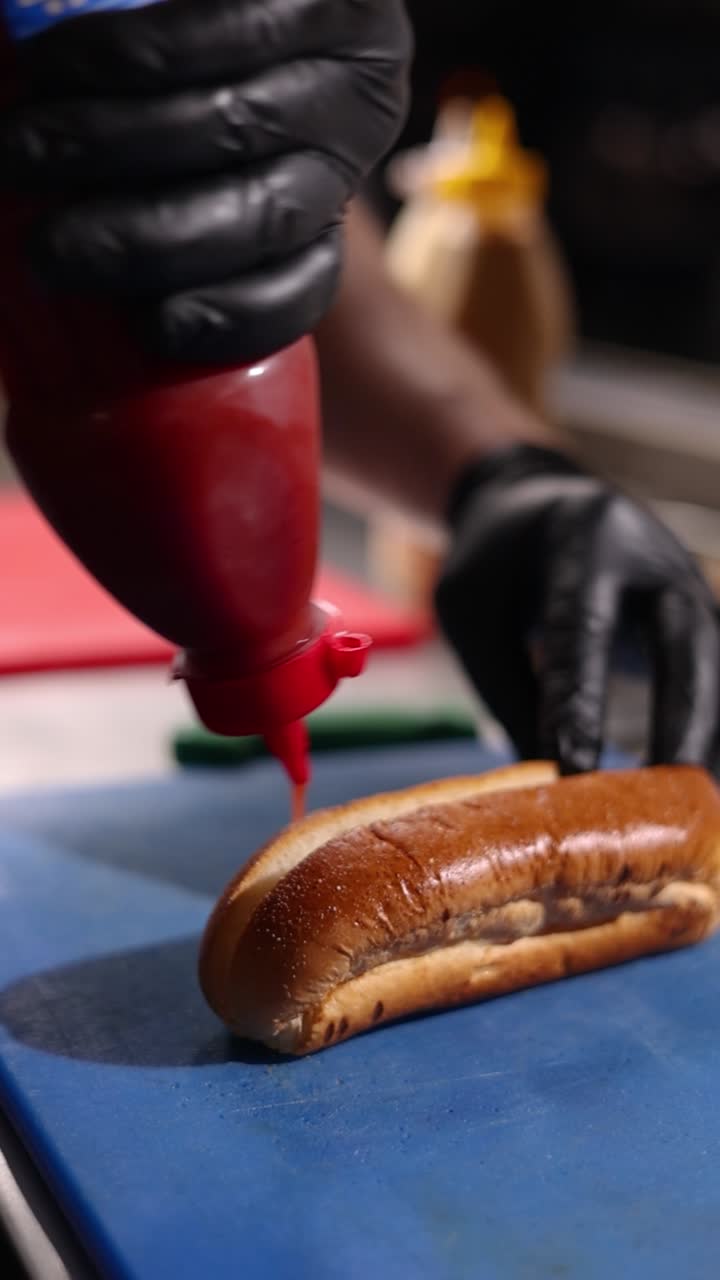 preparando un perrito caliente