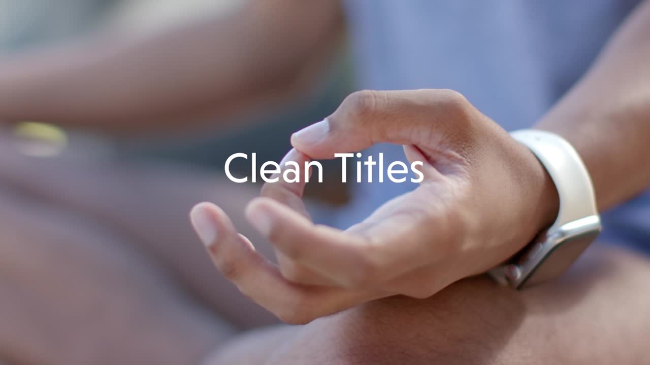 Nuori mies meditoimassa ja joogaamassa ulkona