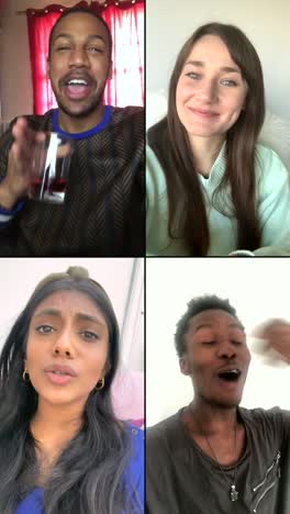 cuatro amigos riendo y bromeando por video chat, vertical