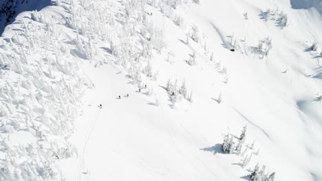 Esquiadores-Caminando-Sobre-Una-Montaña-Cubierta-De-Nieve-4k