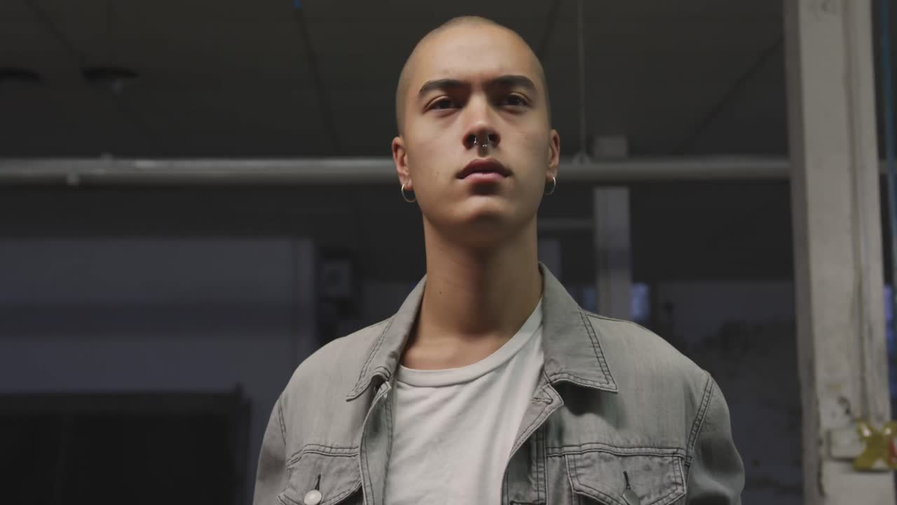 버려진 창고에 있는 멋진 젊은 남자