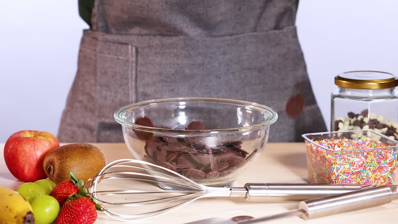 초콜릿 이 싱 보울에 떨어지는 것