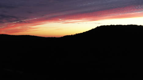 Drone-Virando-A-Lo-Largo-De-La-Silueta-De-Las-Montañas-Adirondack-Con-Una-Puesta-De-Sol-En-El-Cielo