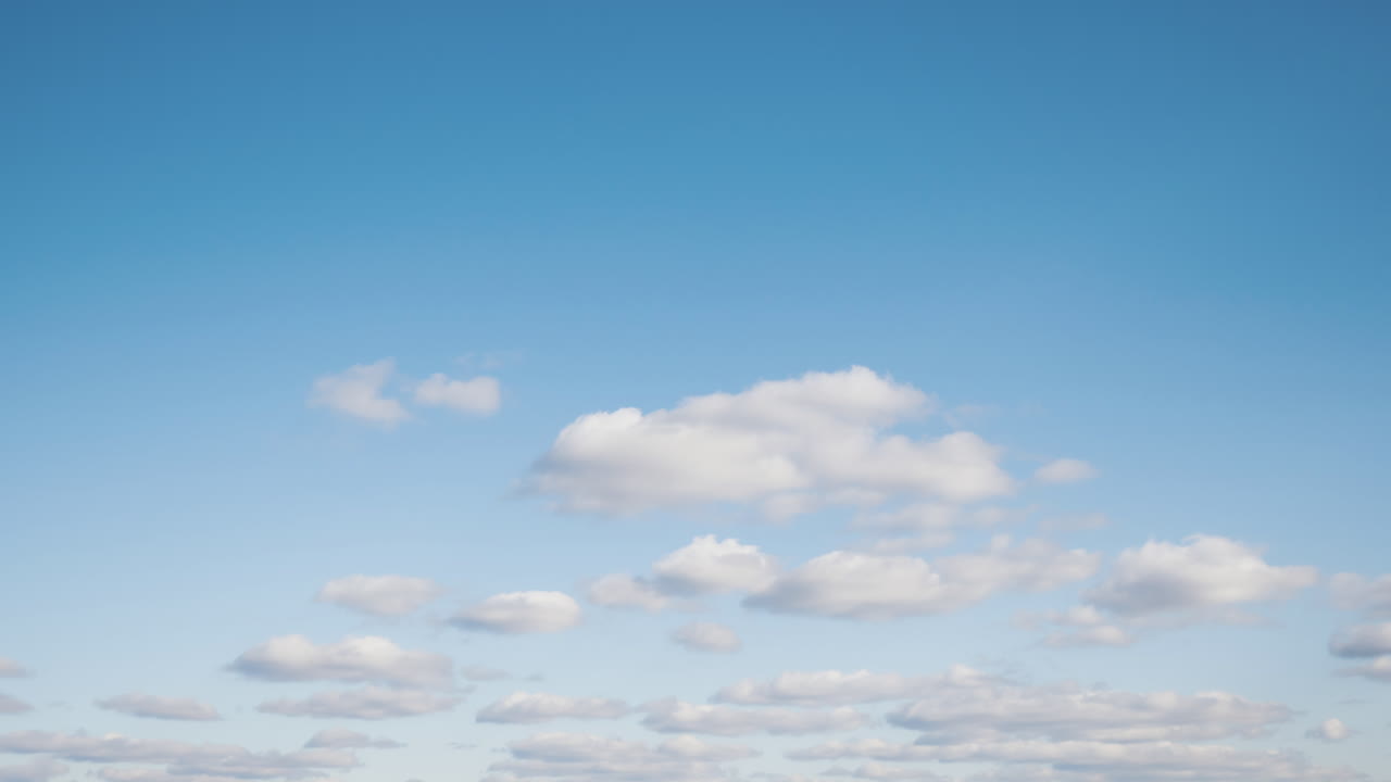 푸른 하늘에 떠있는 흰 구름