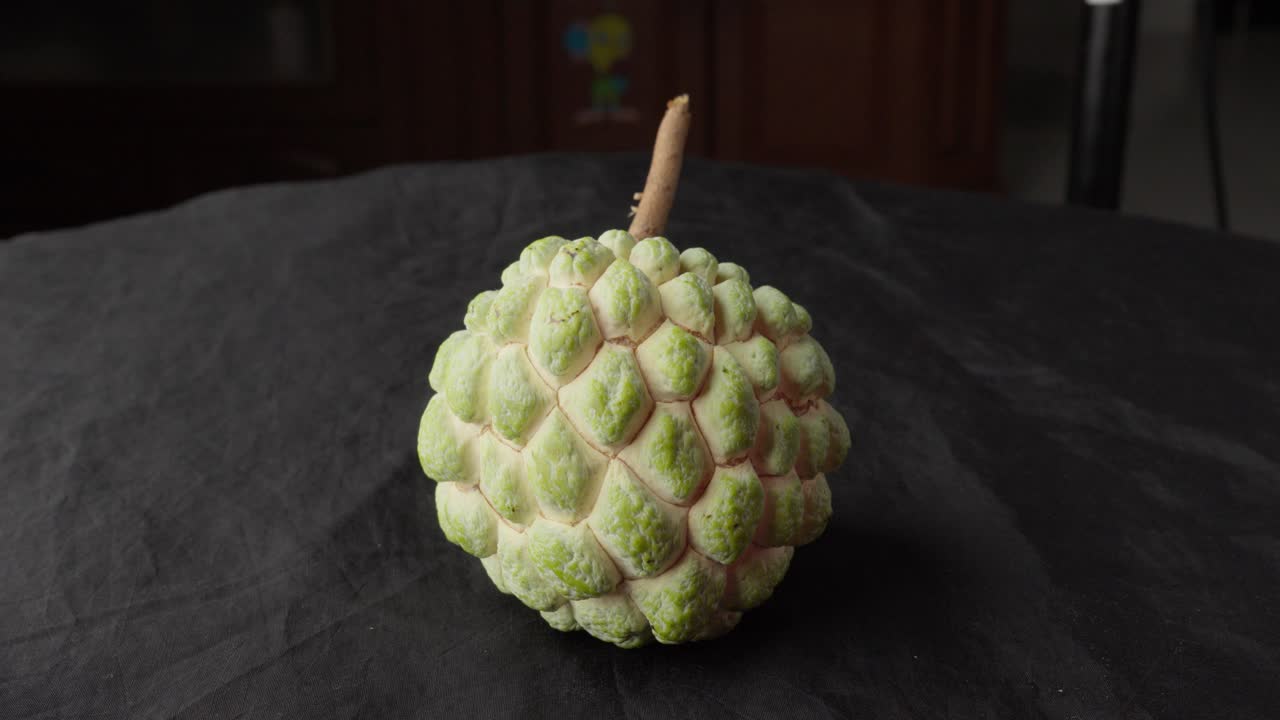 스리카야 과일 (srikaya fruit) 은 달한 사과라고도 불리며, 나타나고 사라집니다.