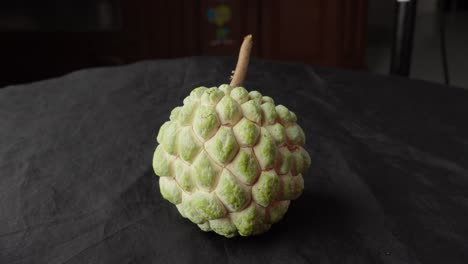 fruto de srikaya, también conocido como manzana dulce, que aparece y desaparece