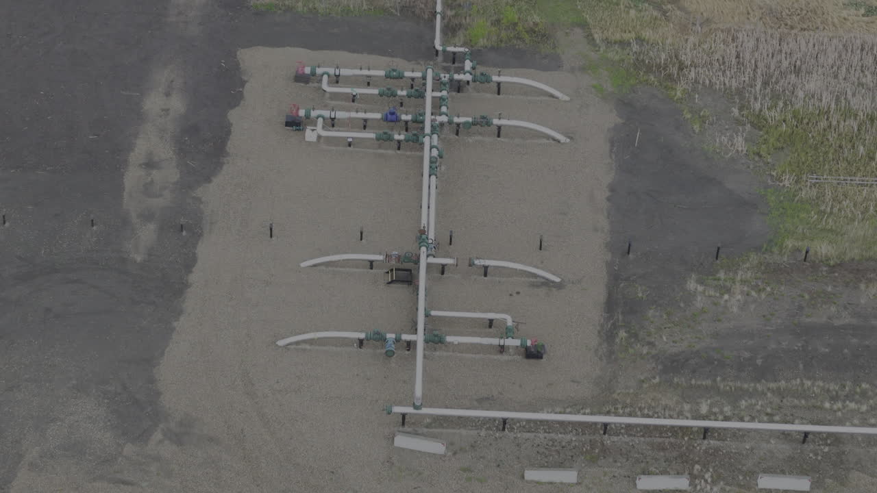 vista aérea de estaciones de bombeo, tuberías e instalaciones industriales en contra del desierto del norte de bc.