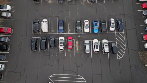 Reihen-Von-Autos,-Die-Tagsüber-Auf-Einem-Offenen-Parkplatz-Geparkt-Sind