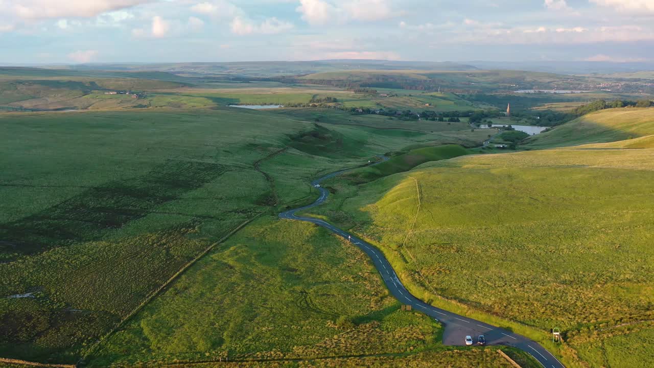 vista aérea de una carretera sinuosa a través de la campiña inglesa.