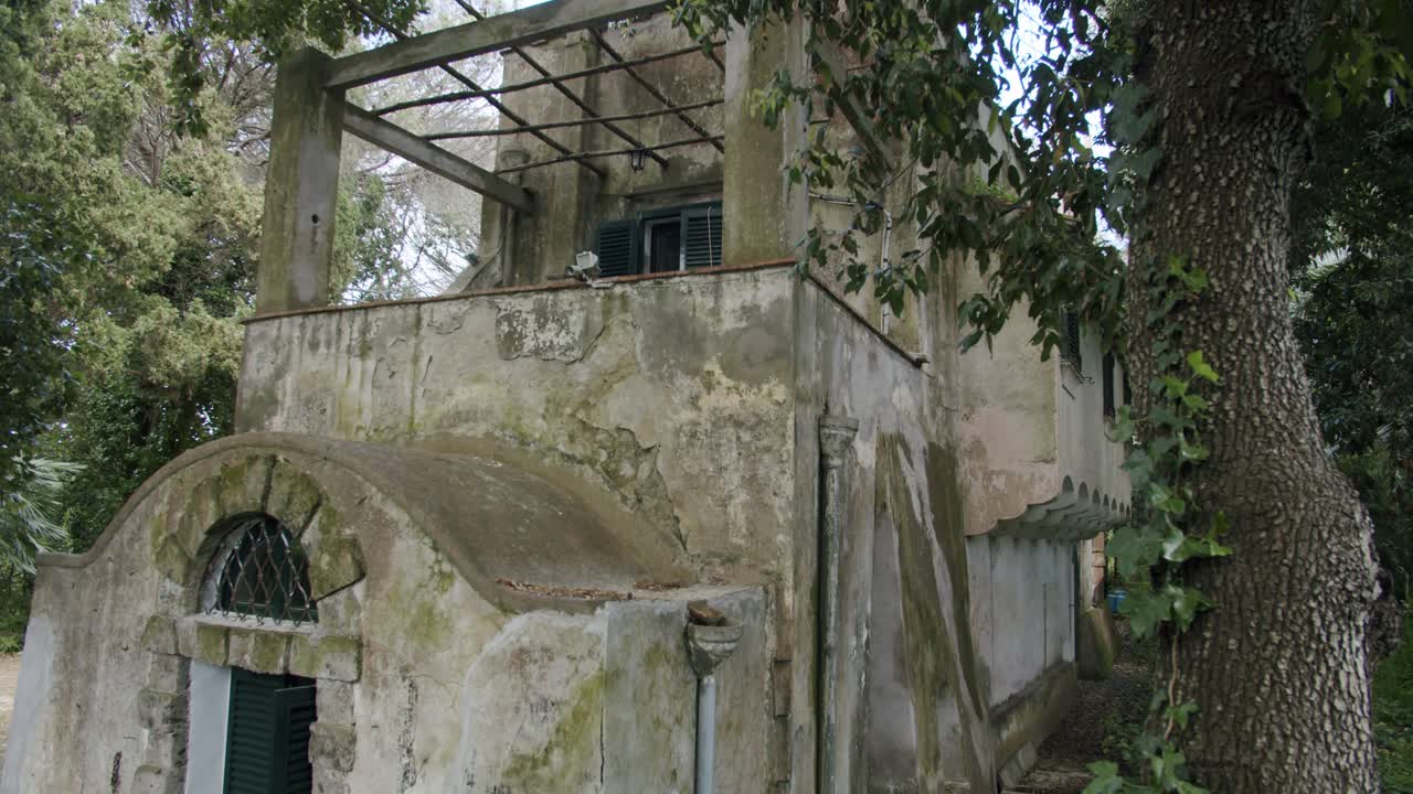 이탈리아 카프리 섬에 있는 고대 집의 숨겨진 전망