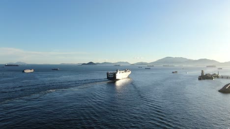 Embarcación-Roro-Roll-On-off-Navegando-Lentamente-Saliendo-De-La-Bahía-De-Hong-Kong